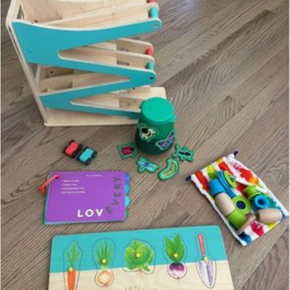 Lovevery Play Kit 16-18 Months